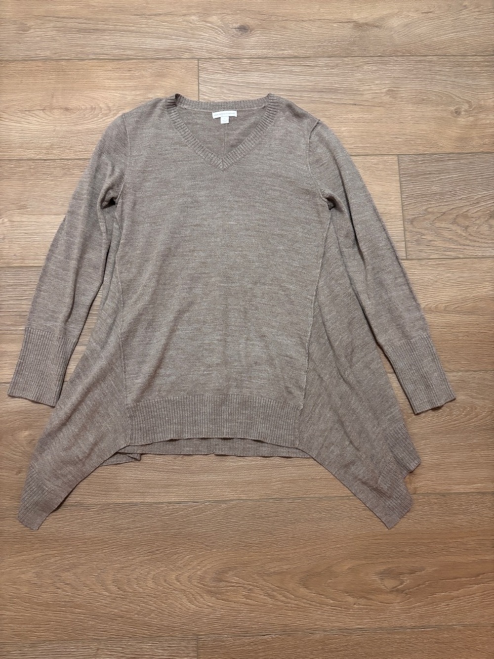 Medium New York and Company V-Neck Women’s Sweater in light brown